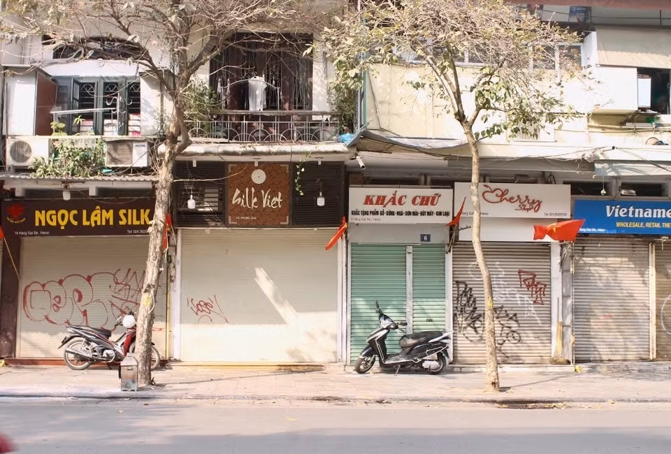 Cửa hàng ngừng kinh doanh trên phố Hàng Gai do không có khách, doanh thu không đủ để tiếp tục trụ lại. Ảnh hưởng của dịch COVID-19 đã làm tê liệt mọi hoạt động kinh doanh. (Ảnh: Minh Nghĩa/TTXVN)
