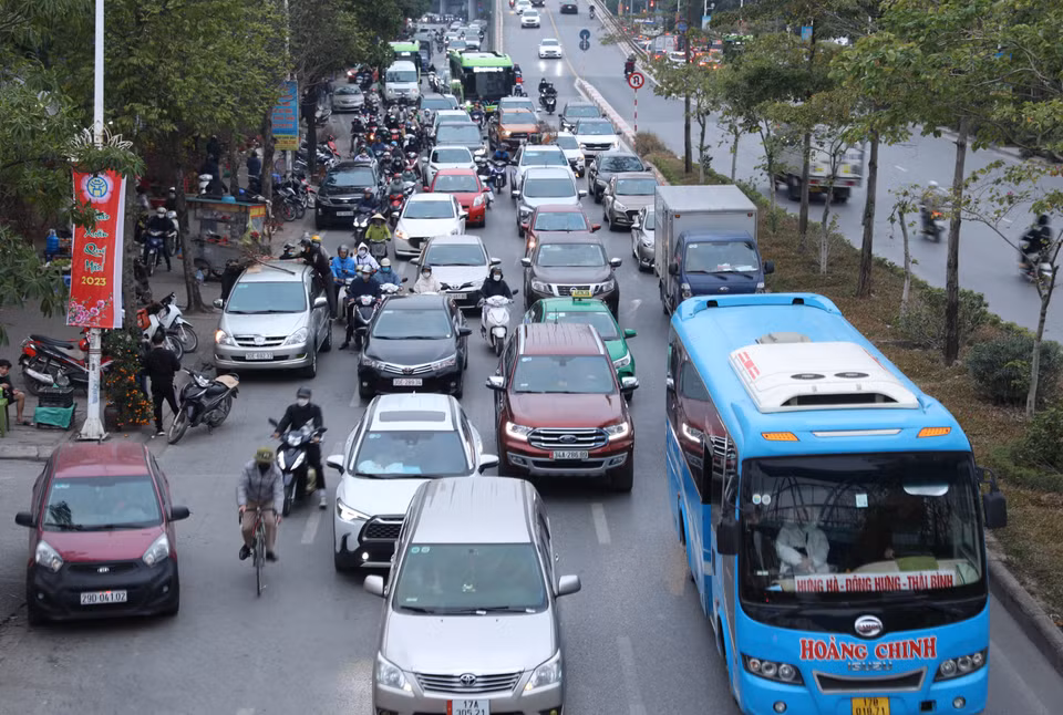 Lượng người và phương tiện từ hướng cầu Vĩnh Tuy ra đường Cổ Linh tăng đột biến. (Ảnh: Hoàng Hiếu/TTXVN)