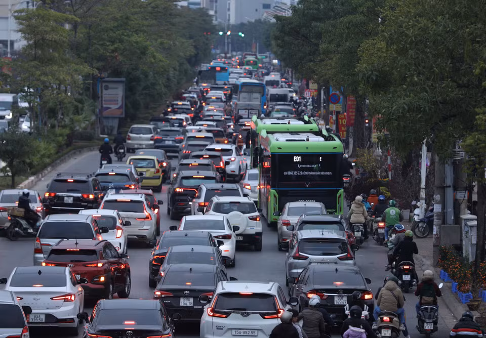 Đường Cổ Linh (Long Biên) đón lượng người và phương tiện tăng đột biến. (Ảnh: Hoàng Hiếu/TTXVN)