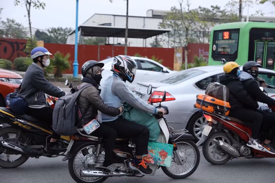 Người dân rời Hà Nội. (Ảnh: Hoàng Hiếu/TTXVN)