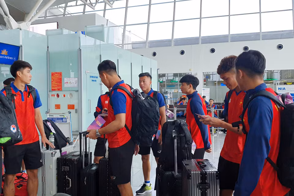 Theo lịch trình dự kiến, thầy trò Huấn luyện viên Hoàng Anh Tuấn sẽ hạ cánh tại Sân bay Thượng Hải (Trung Quốc) vào 14 giờ 25 cùng ngày, sau đó tiếp tục di chuyển bằng ôtô của Ban tổ chức tới Hàng Châu. (Ảnh: Việt Anh/Vietnam+)