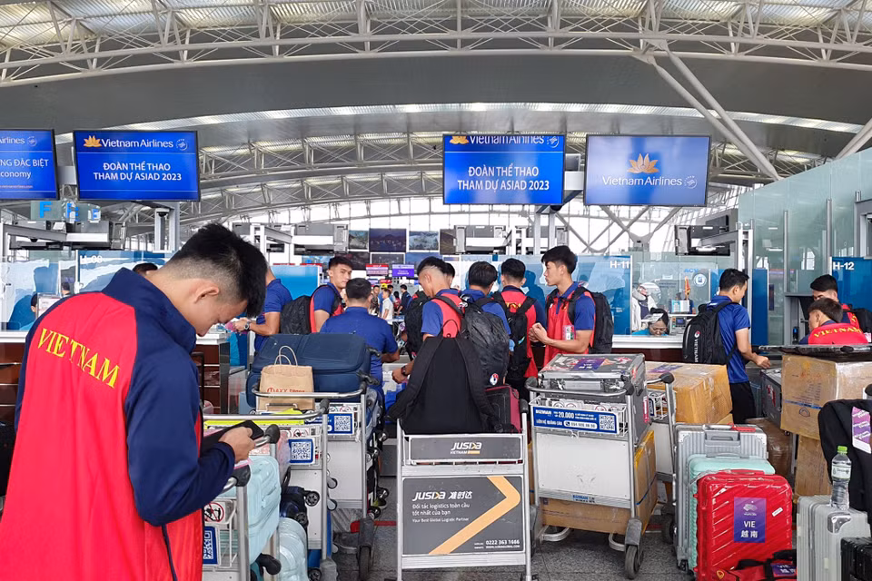 Sáng 16/9, Đội tuyển Olympic Việt Nam xuất phát từ sân bay Nội Bài (Hà Nội) lúc 10 giờ trên chuyến bay ký hiệu VN 530, lên đường sang Hàng Châu (Trung Quốc) tham dự Đại hội Thể thao châu Á - ASIAD 19. (Ảnh: Việt Anh/Vietnam+)
