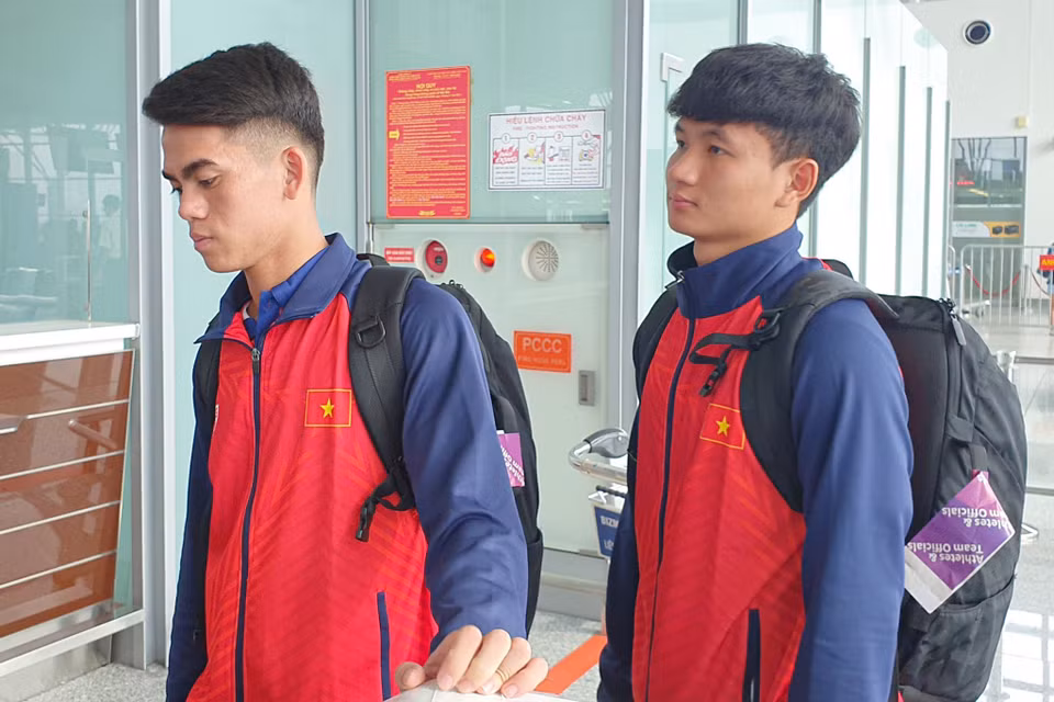 Bộ đôi tiền vệ Khuất Văn Khang (Câu lạc bộ Viettel) và Nguyễn Đức Phú (Câu lạc bộ PVF-Công an Nhân dân). (Ảnh: Việt Anh/Vietnam+)