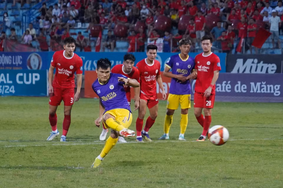 Phút 43, Tuấn Hải thực hiện quả phạt đền cho Hà Nội FC. (Ảnh: Việt Anh/Vietnam+)