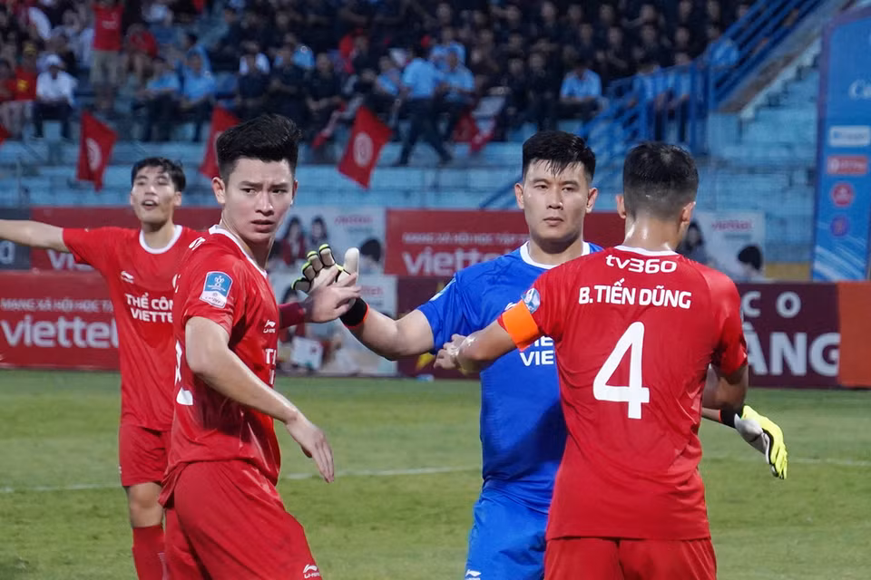 Tuy nhiên, thủ môn Quàng Thế Tài đã xuất sắc đổ người cản phá. (Ảnh: Việt Anh/Vietnam+)