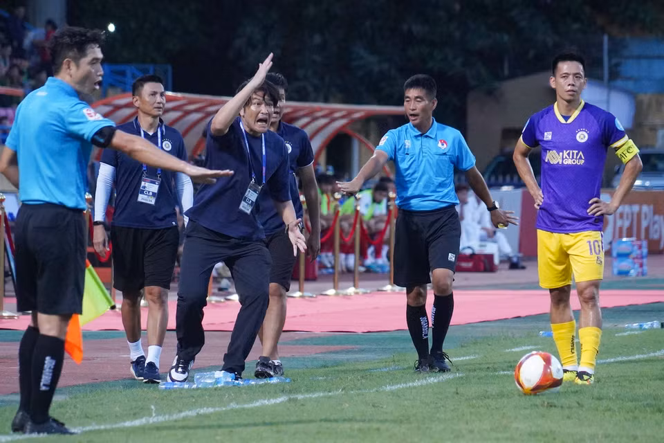 Huấn luyện viên Daiki (Hà Nội FC) không hài lòng với quyết định của trọng tài. (Ảnh: Việt Anh/Vietnam+)