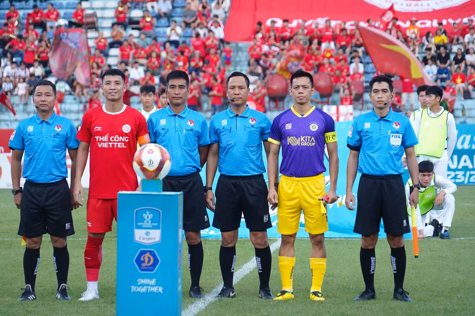 Chiều tối 4/7, Thể Công-Viettel (áo đỏ) chạm trán Hà Nội FC trong trận bán kết Cúp Quốc gia 2023-2024. (Ảnh: Việt Anh/Vietnam+)