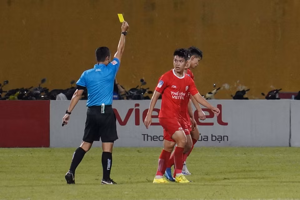 Tiền vệ Hữu Thắng nhận thẻ vàng do lỗi cởi áo ăn mừng bàn gỡ hòa 1-1 cho Thể Công. (Ảnh: Việt Anh/Vietnam+)
