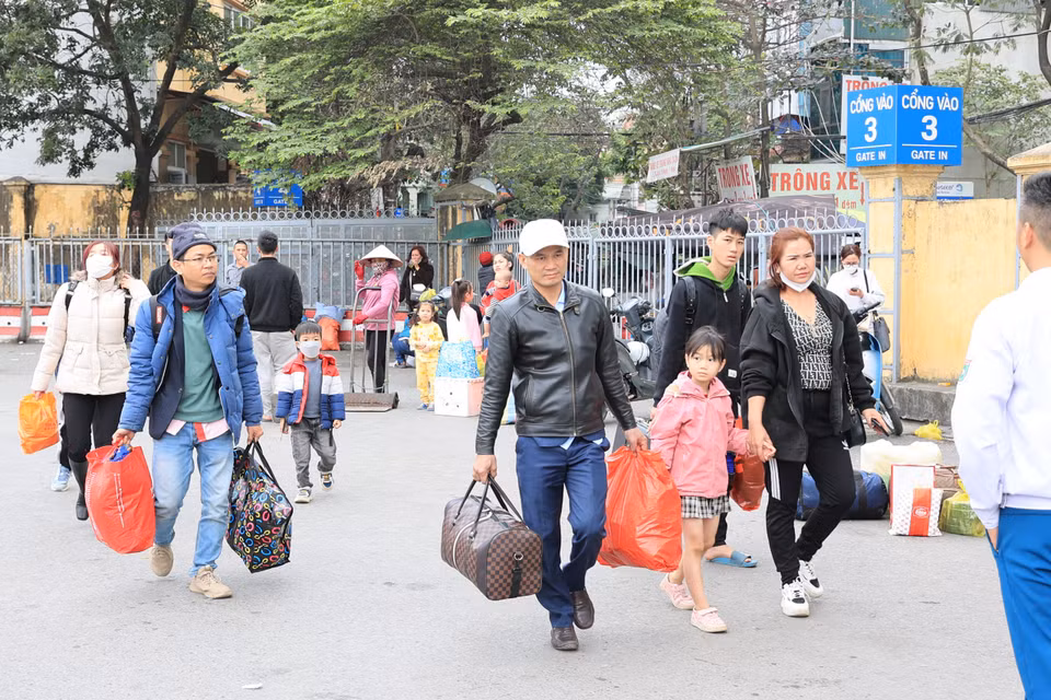 Các bến xe đón lượng lớn người dân trở lại Thủ đô sau kỳ nghỉ Tết Nguyên đán. (Ảnh: PV/Vietnam+)