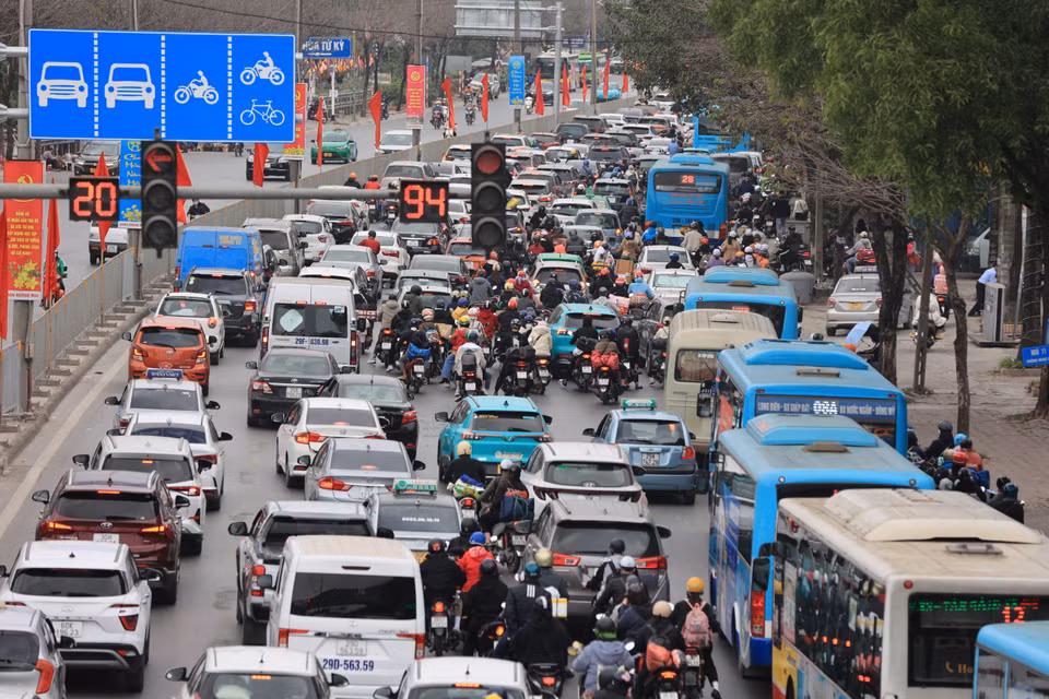 Tại nút giao khu vực đường Ngọc Hồi-Giải Phóng, giao thông tắc nghẽn khiến nhiều phương tiện xe máy phải đi lên vỉa hè. (Ảnh: PV/Vietnam+)