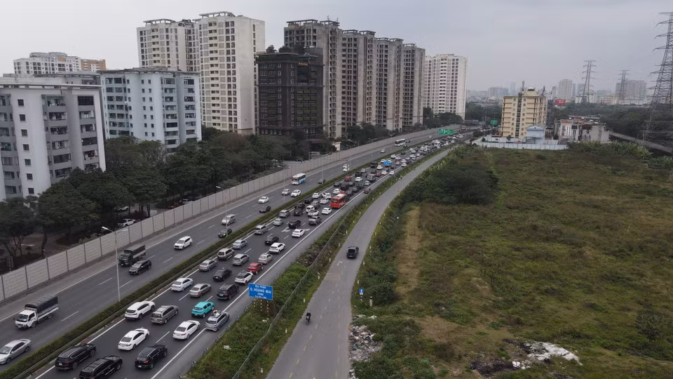 Hàng dài phương tiện giao thông nối đuôi nhau di chuyển chậm tại cao tốc Pháp Vân-Cầu Giẽ hướng về phía trung tâm Hà Nội. (Ảnh: PV/Vietnam+)
