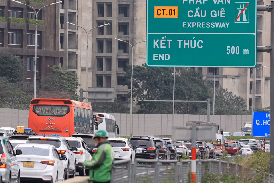 Các phương tiện ôtô xếp hàng dài khoảng 2km hướng từ địa phận Thường Tín về phía đường Vành đai 3. (Ảnh: PV/Vietnam+)