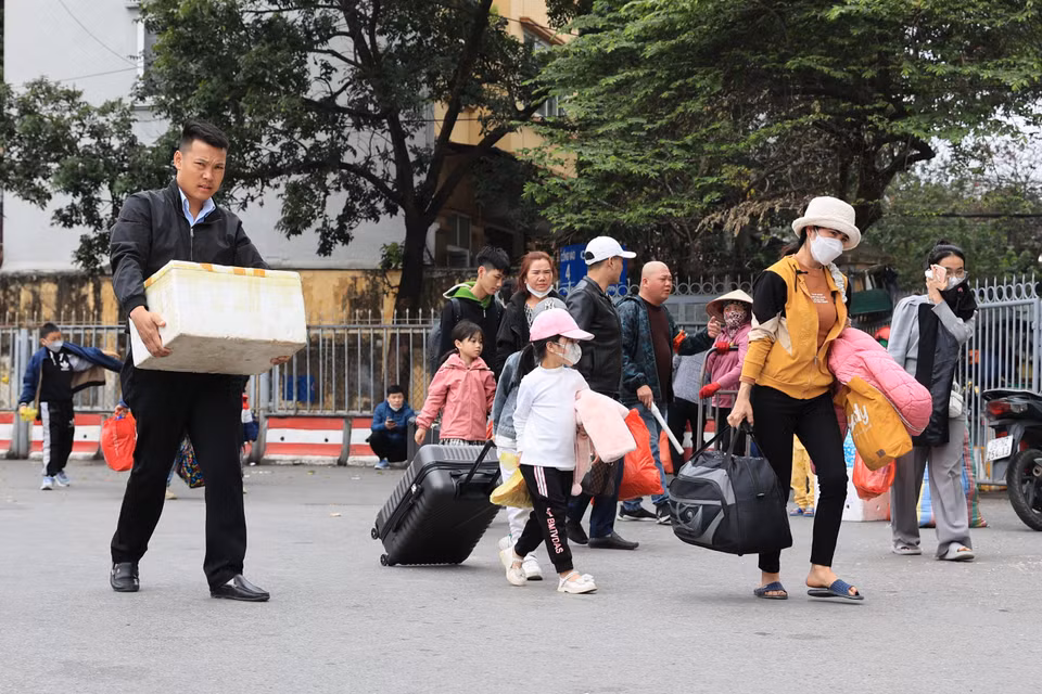 Đa số hành khách đều mang nhiều đồ đạc quay trở lại Hà Nội sau kỳ nghỉ Tết dài ngày. (Ảnh: PV/Vietnam+)