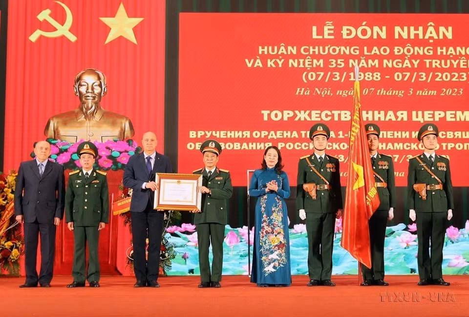 Phó Chủ tịch nước Võ Thị Ánh Xuân trao Huân chương Lao động hạng Nhất cho Trung tâm Nhiệt đới Việt - Nga tại Lễ kỷ niệm 35 năm Ngày truyền thống Trung tâm (7/3/1998-7/3/2023). (Ảnh: Trọng Đức/TTXVN)