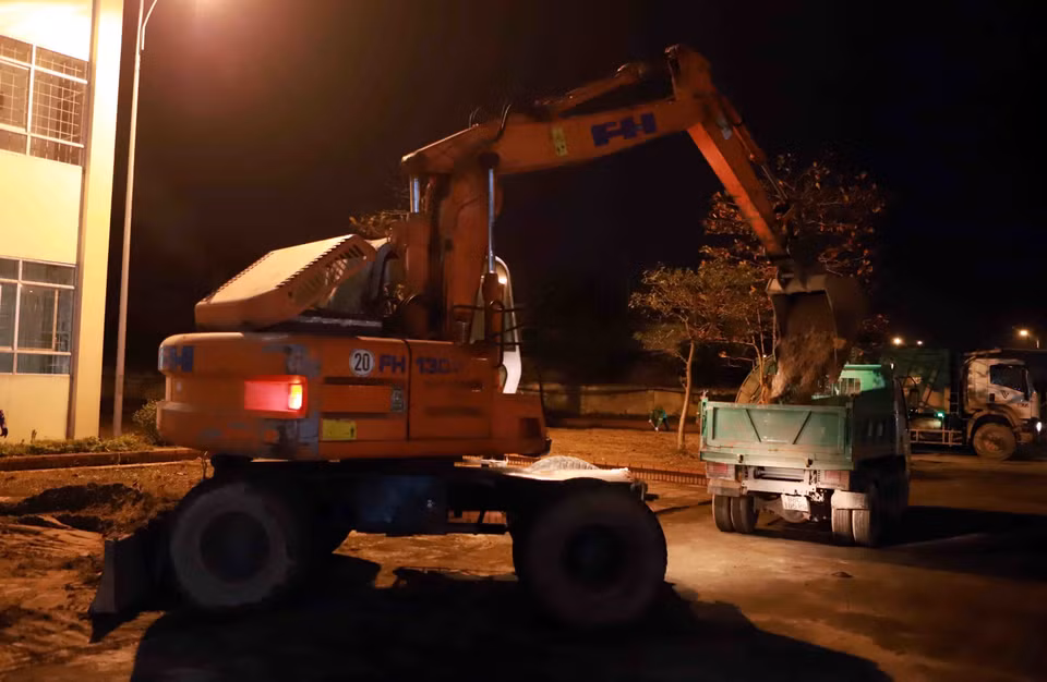 Xe cơ giới dọn vệ sinh tại khu vực Trường Văn hóa Nghệ thuật Vĩnh Phúc - địa điểm được chọn làm bệnh viện dã chiến. (Ảnh: Hoàng Hùng/TTXVN)