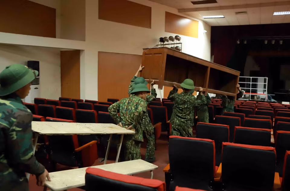 Lực lượng bộ đội kê dọn đồ đạc, chuẩn bị phòng cho bệnh viện dã chiến. (Ảnh: Hoàng Hùng/TTXVN)