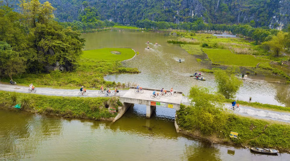 Vào mùa xuân, Tam Cốc khoác lên mình một màu xanh ngút ngàn của những cánh đồng lúa dọc 2 bên dòng sông tạo nên khung cảnh nên thơ, hùng vĩ. (Ảnh: Minh Đức/TTXVN)