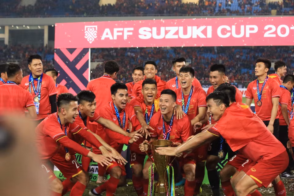 Niềm vui bất tận của các tuyển thủ Việt Nam với chiếc cúp vô địch AFF Suzuki Cup 2018. (Ảnh: Trọng Đạt/TTXVN)
