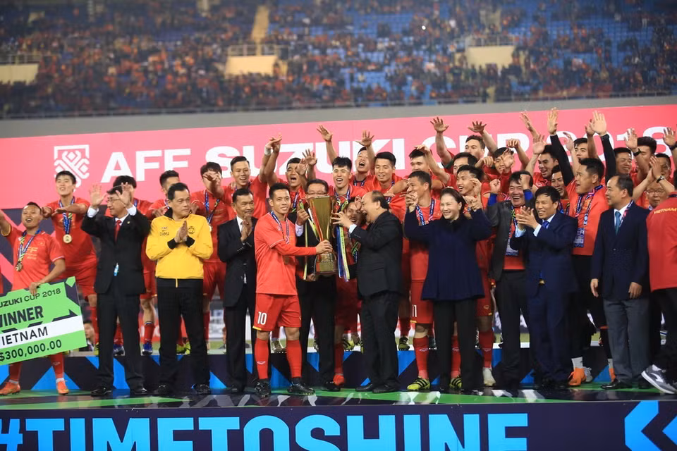 Thủ tướng Nguyễn Xuân Phúc trao cúp vô địch Giải bóng đá Đông Nam Á năm 2018 (AFF Suzuki Cup 2018) cho đội tuyển Việt Nam. (Ảnh: TTXVN)