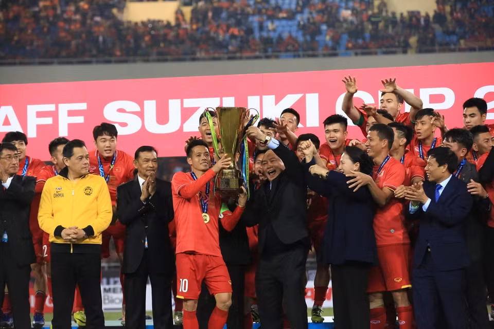 Thủ tướng Nguyễn Xuân Phúc trao cúp vô địch Giải bóng đá Đông Nam Á năm 2018 (AFF Suzuki Cup 2018) cho đội tuyển Việt Nam. (Ảnh: TTXVN)
