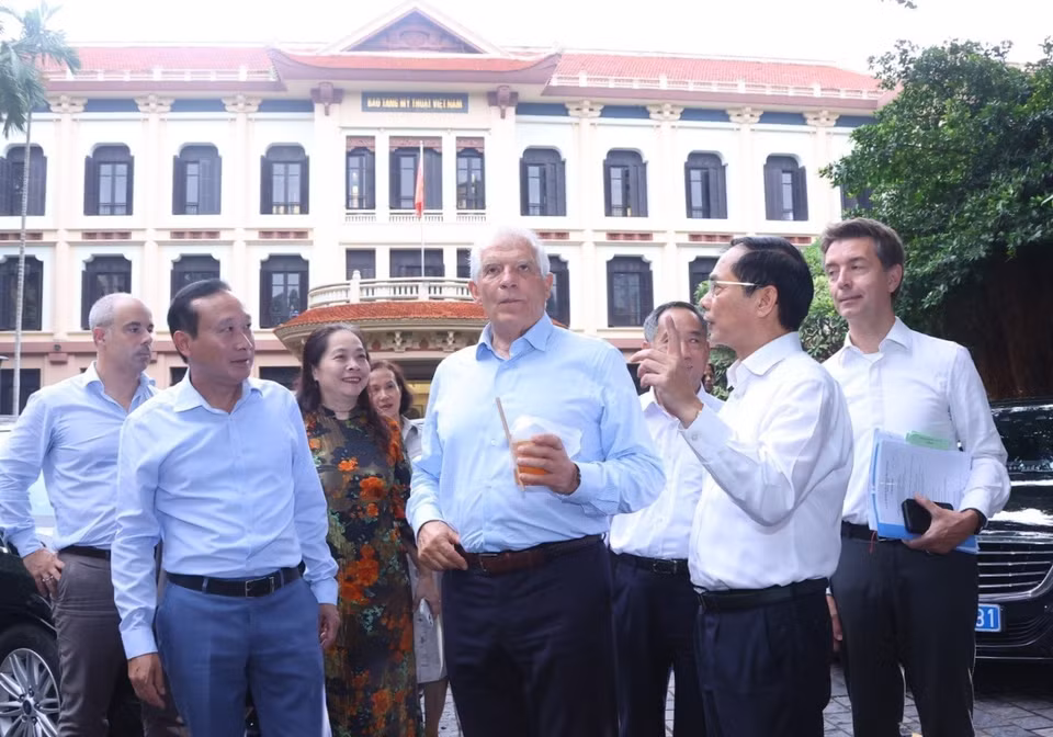 Bộ trưởng Ngoại giao Bùi Thanh Sơn và Phó Chủ tịch Ủy ban châu Âu (EC), Đại diện cấp cao Liên minh châu Âu (EU) về chính sách đối ngoại và an ninh Josep Borrell Fontelles tham quan Bảo tàng Mỹ thuật Việt Nam. (Ảnh: Văn Điệp/TTXVN)