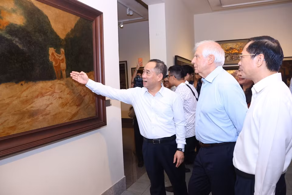 Bộ trưởng Ngoại giao Bùi Thanh Sơn và Phó Chủ tịch Ủy ban châu Âu (EC), Đại diện cấp cao Liên minh châu Âu (EU) về chính sách đối ngoại và an ninh Josep Borrell Fontelles tham quan Bảo tàng Mỹ thuật Việt Nam. (Ảnh: Văn Điệp/TTXVN)