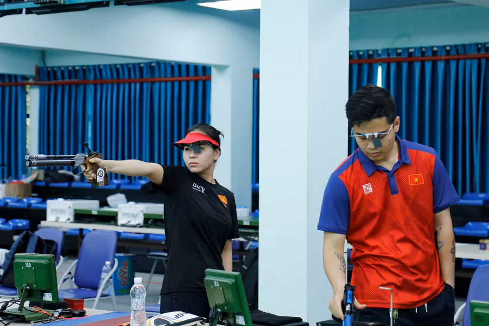 Trước đó, xạ thủ Trịnh Thu Vinh (trái) với vị trí thứ 5 tại Chung kết nội dung 10m Súng ngắn hơi Nữ tại Giải Bắn súng Vô địch Thế giới 2023 là người mở hàng cho Bắn súng Việt Nam đến Thế vận hội 2024. (Ảnh: Việt Anh/Vietnam+)