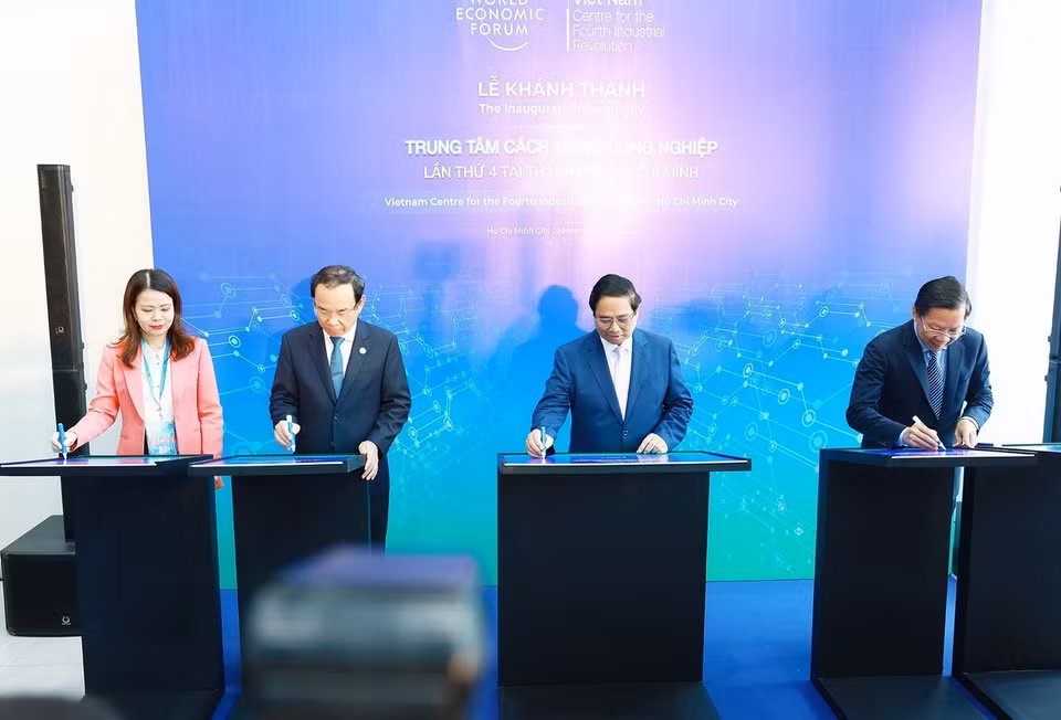 Thủ tướng Phạm Minh Chính và các đại biểu thực hiện nghi thức khánh thành Trung tâm Cách mạng Công nghiệp lần thứ 4 (C4IR). (Ảnh: Dương Giang/TTXVN)
