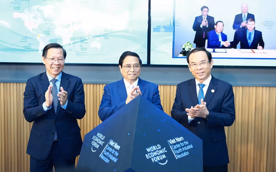 Thủ tướng Phạm Minh Chính và lãnh đạo Thành phố Hồ Chí Minh thực hiện nghi thức khánh thành Trung tâm Cách mạng Công nghiệp lần thứ 4 (C4IR). (Ảnh: Dương Giang/TTXVN)