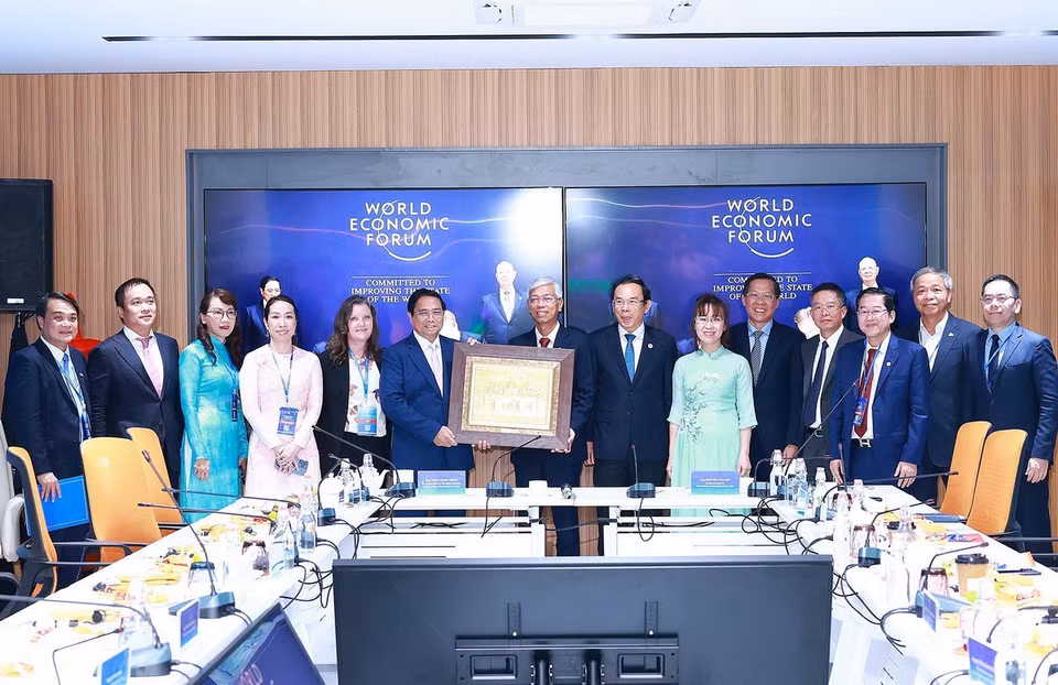 Thủ tướng Phạm Minh Chính tặng quà cho Trung tâm Cách mạng Công nghiệp lần thứ 4 (C4IR). (Ảnh: Dương Giang/TTXVN)
