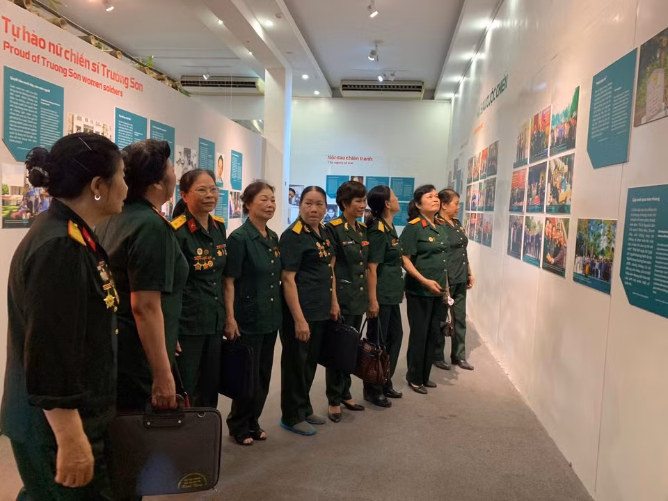 Triển lãm như thước phim quay chậm, tái hiện lại hồi ức của những nữ chiến sỹ này từng khoảng rừng, con suối, hố bom, những đêm mùa khô thiếu nước hay những ngày ngụp lặn mùa mưa cả tháng quần áo chẳng thể nào khô nổi... (Ảnh: Xuân Mai/Vietnam+)