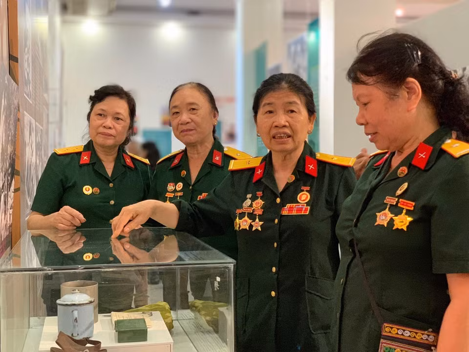 Những người lính này từng có mặt ở mọi nơi, mọi thời điểm, mọi công tác, mọi binh chủng và chiến đấu ngoan cường, dũng cảm, mang trên mình khí phách Bà Trưng, Bà Triệu. (Ảnh: Xuân Mai/Vietnam+)