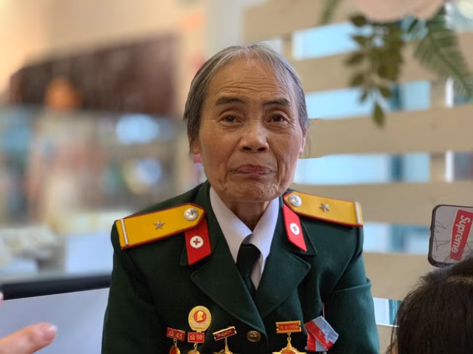 Những giọt nước mắt đã rơi khi người lính năm nào được thế hệ trẻ 'chạm' vào vùng ký ức Trường Sơn hào hùng. (Ảnh: Xuân Mai/Vietnam+)