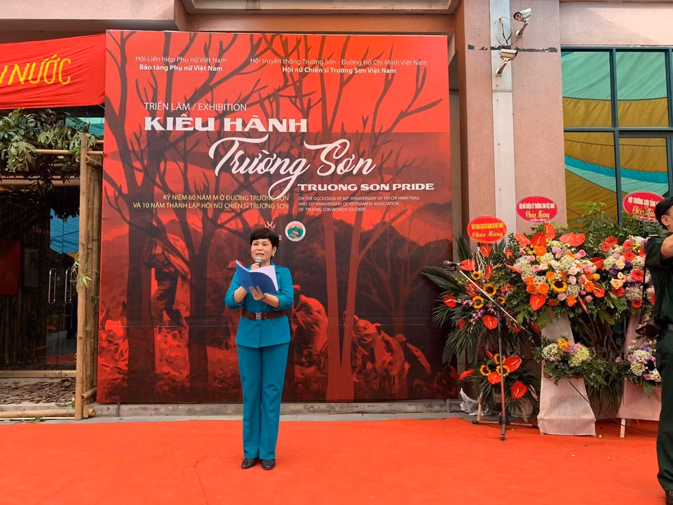 Triển lãm 'Kiêu hãnh Trường Sơn' đã khai mạc sáng nay tại Bảo tàng Phụ nữ Hà Nội, quy tụ hàng nghìn hình ảnh, hiện vật lịch sử, và những câu chuyện cảm động của những cô gái trên truyến đường Trường Sơn năm nào. (Ảnh: Xuân Mai/Vietnam+)