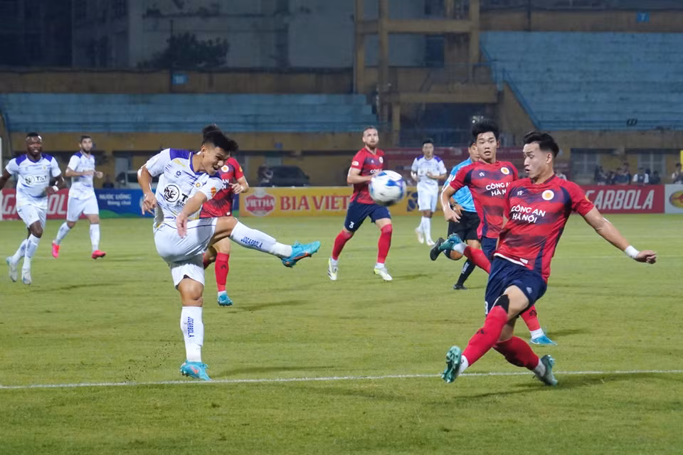 Đúng với tính chất quyết liệt của trận "Derby Thủ đô," hai đội chơi "ăn miếng, trả miếng" ngay từ những phút đầu tiên. (Ảnh: Việt Anh/Vietnam+)