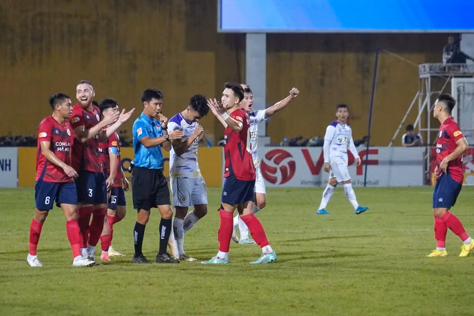 Cao trào của trận derby đến ở phút bù giờ thứ 7 của hiệp hai, khi trọng tài chính quyết định cho Hà Nội FC được hưởng phạt đền sau khi tham khảo công nghệ VAR. (Ảnh: Việt Anh/Vietnam+)