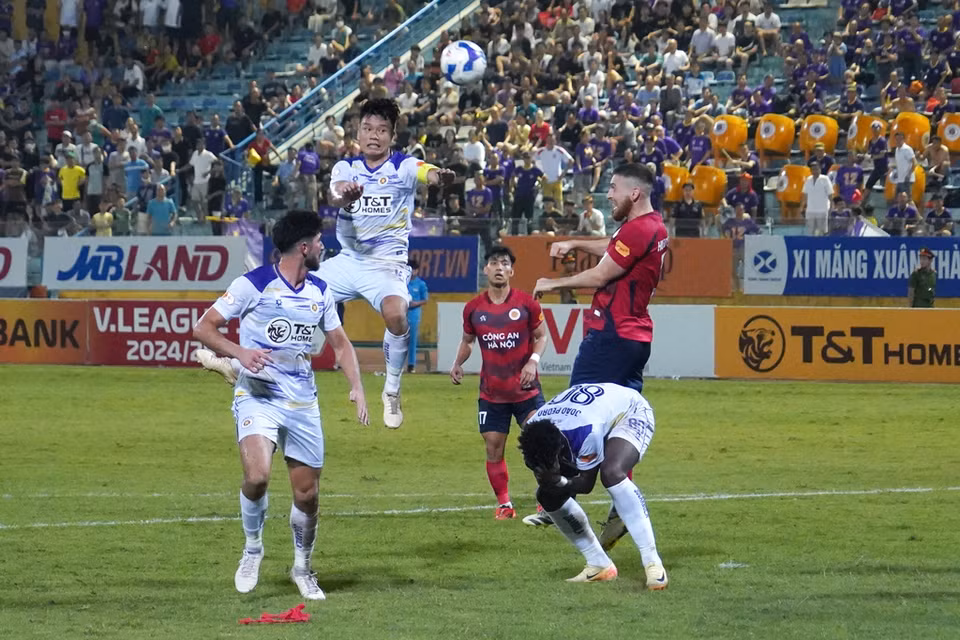 Khi trận đấu trôi về những phút cuối, trung vệ Thành Chung bên phía Hà Nội FC cũng lên tham gia hỗ trợ tấn công. (Ảnh: Việt Anh/Vietnam+)