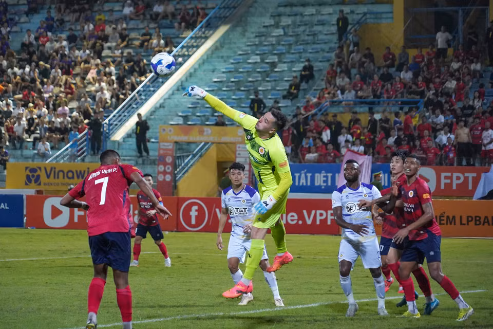 Nhận bàn thua, Hà Nội FC dồn quân lên tấn công khiến thủ thành Nguyễn Filip phải vất vả "chống đỡ." (Ảnh: Việt Anh/Vietnam+)