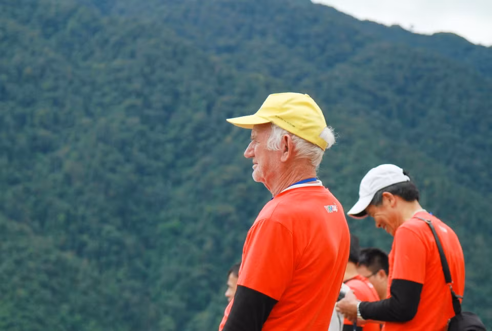 Phi công lớn tuổi nhất tham gia lễ hội đến từ Pháp, ông Michael năm nay 74 tuổi và vẫn lượn dù... rất oách, không thua kém các phi công trẻ. (Ảnh: Xuân Mai/Vietnam+)