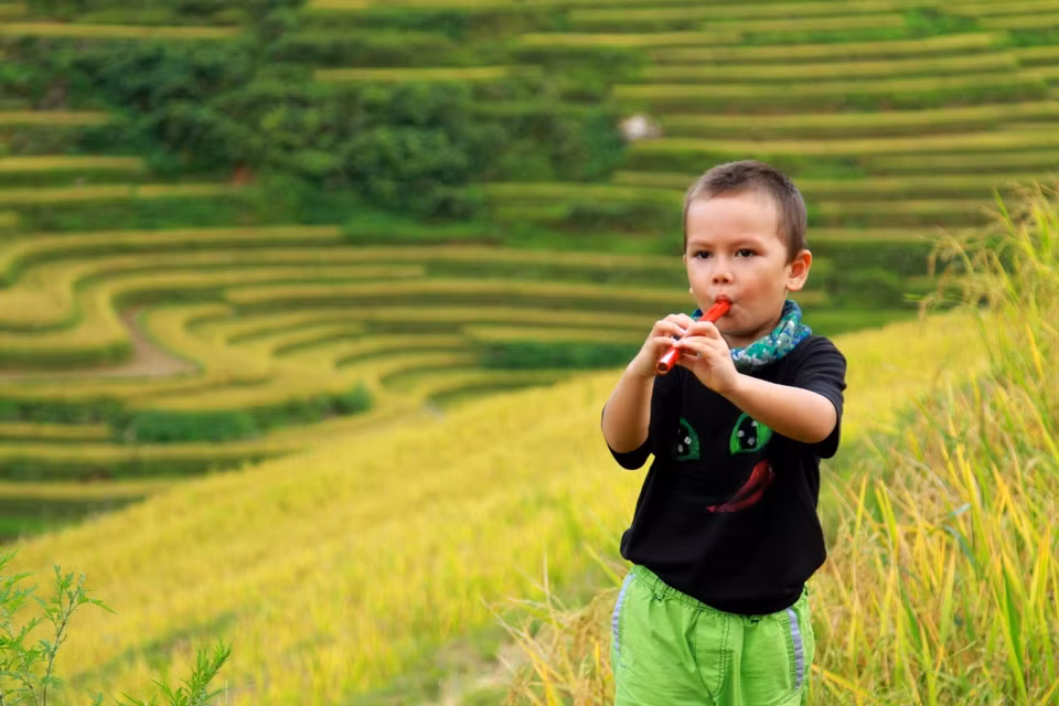 Bé 'khoai Tây,' 5 tuổi - con của một nữ phi công, theo mẹ từ Sài Gòn ra Bắc và lên tận Mù Căng Chải xem mẹ lượn dù.(Ảnh: Xuân Mai/Vietnam+)