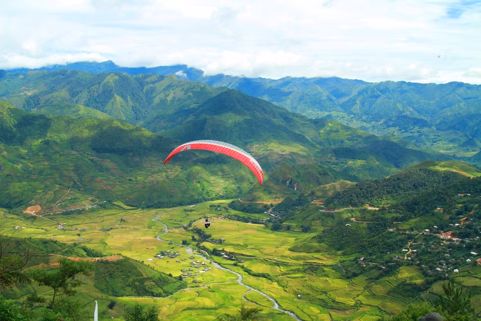 Phiêu du giữa mây trời là cảm giác tuyệt vời mà các phi công được trải nghiệm. (Ảnh: Xuân Mai/Vietnam+)