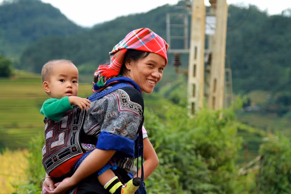 'Nụ cười Lìm Mông' thích thú với những pha lượn dù điêu luyện trên không. (Ảnh: Xuân Mai/Vietnam+)