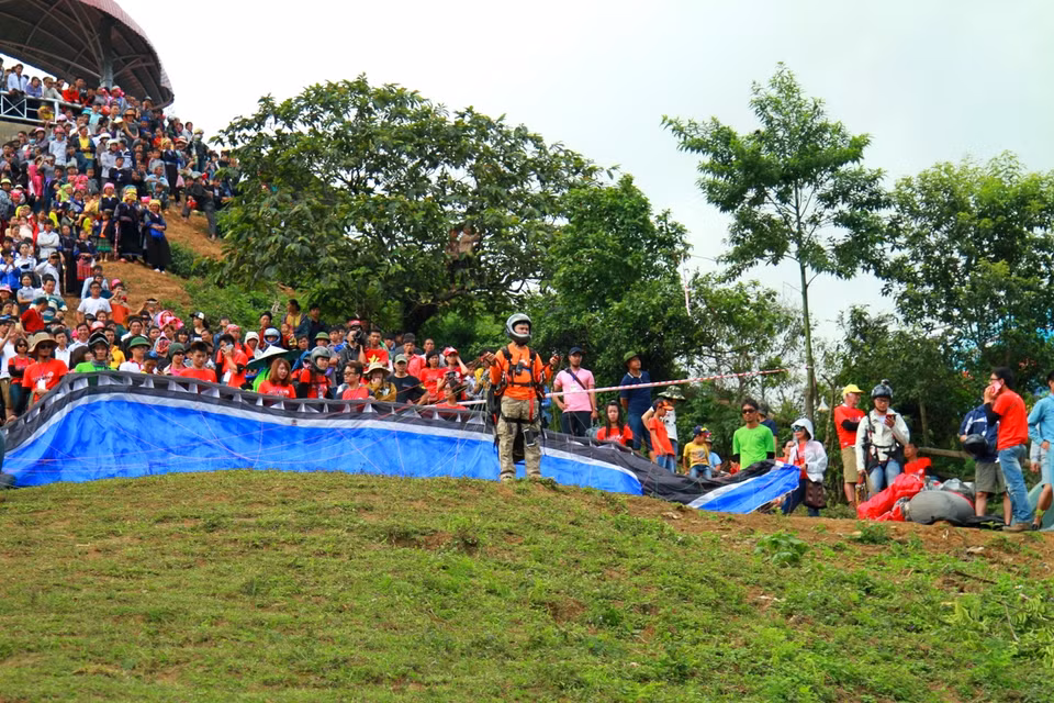 Các phi công liên tục cất cánh không chỉ để thỏa mãn đam mê cá nhân... (Ảnh: Xuân Mai/Vietnam+)