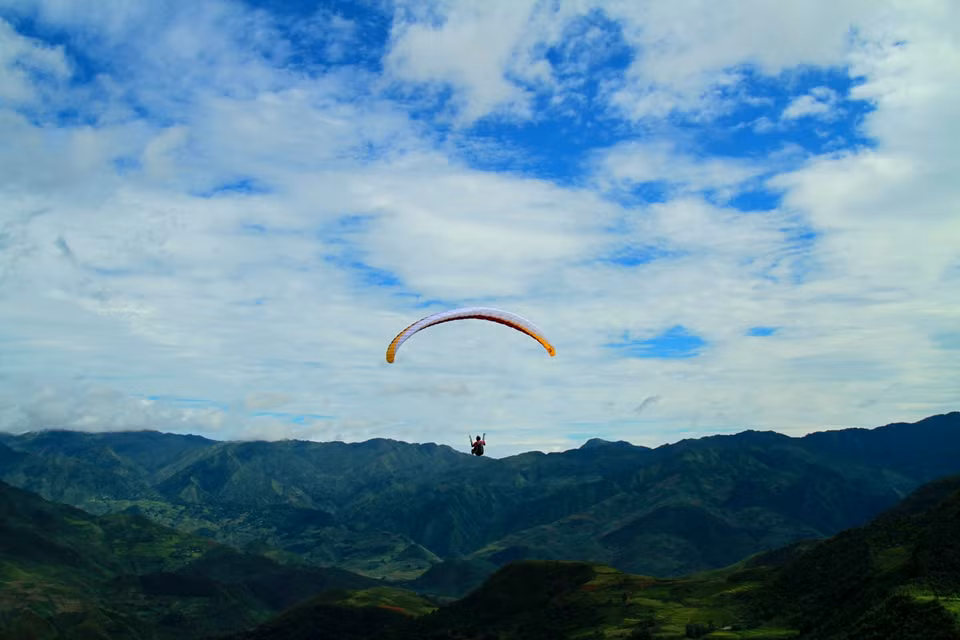 Chân 'đạp' đỉnh núi. (Ảnh: Xuân Mai/Vietnam+)