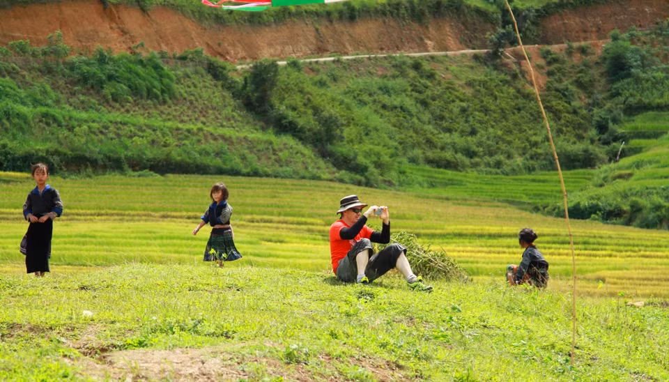 Và người Tây ngóng các đồng đội ở bãi đáp. (Ảnh: Hoàng Hiệp/Vietnam+)