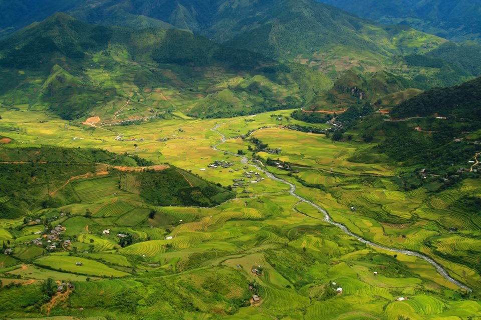 Toàn cảnh thung lũng Lìm Mông, 'con đường bay' của các phi công 'Bay trên mùa vàng' 2015. (Ảnh: Xuân Mai/Vietnam+)