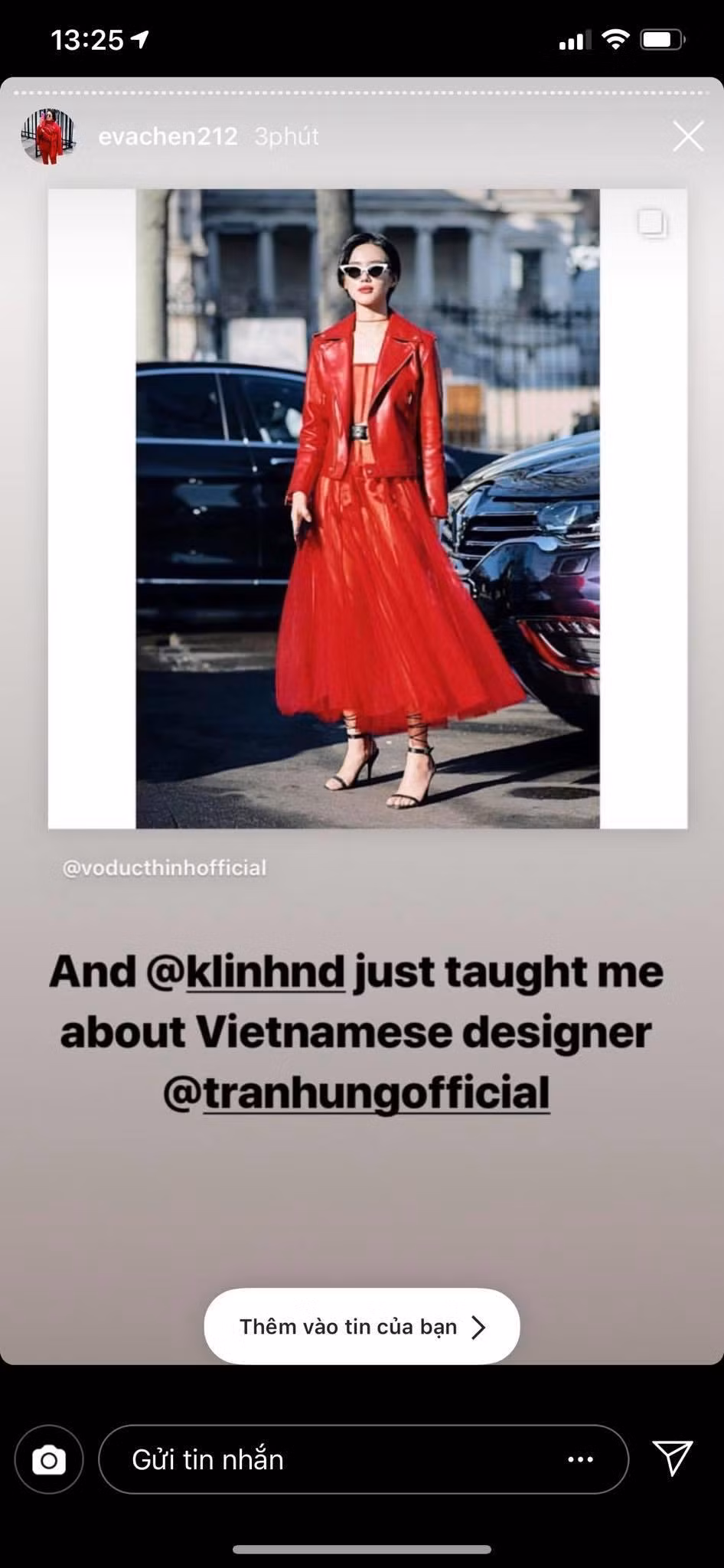Eva đã chia sẻ luôn lên trang cá nhân bộ váy đỏ rực của Khánh Linh đồng thời không quên tag chính instagram của nhà thiết kế Trần Hùng vào story này. Điều đó đã cho thấy giới chuyên môn thời trang thế giới cũng đánh giá cao về thiết kế cũng như phong cách của các nhà thiết kế Việt. Eva Chen từng là Tổng biên tập trẻ tuổi nhất của tạp chí Lucky. (Ảnh: CTV/Vietnam+)