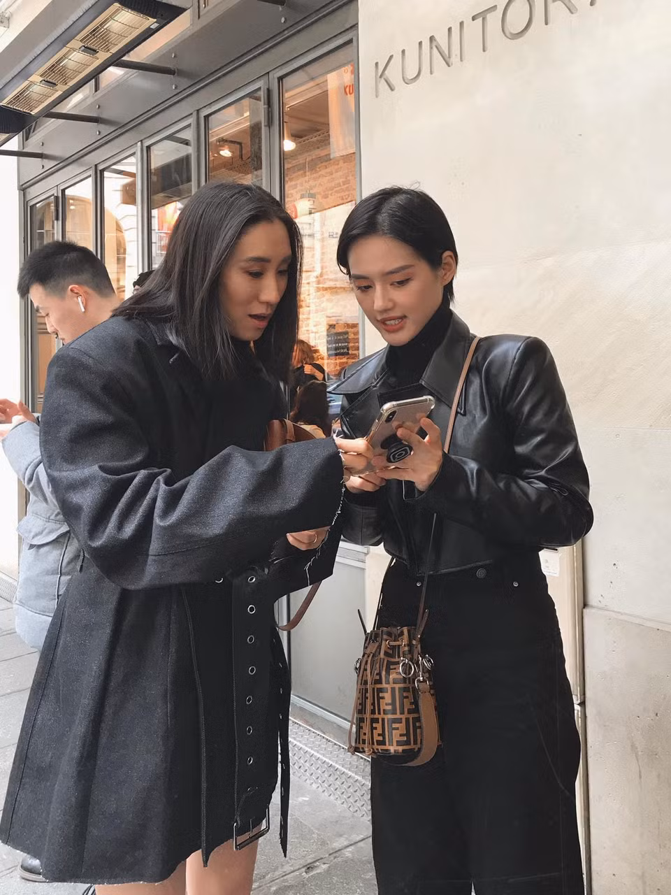 Vài hôm sau, Khánh Linh được may mắn gặp Eva Chen - Giám đốc đối tác thời trang (Director of Fashion Partnerships) của Instagram - khi xếp hàng vào một nhà hàng mì udon 'hot' nhất Paris. Khánh Linh được Eva khen ngợi rất nhiều về bộ trang phục của mình. (Ảnh: CTV/Vietnam+)