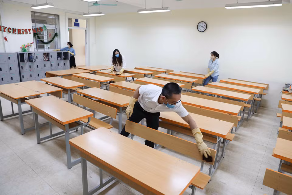 Trường THCS Mạc Đĩnh Chi, quận Ba Đình tiến hành dọn dẹp, tổng vệ sinh toàn trường trong sáng 2/5. (Ảnh: TTXVN)