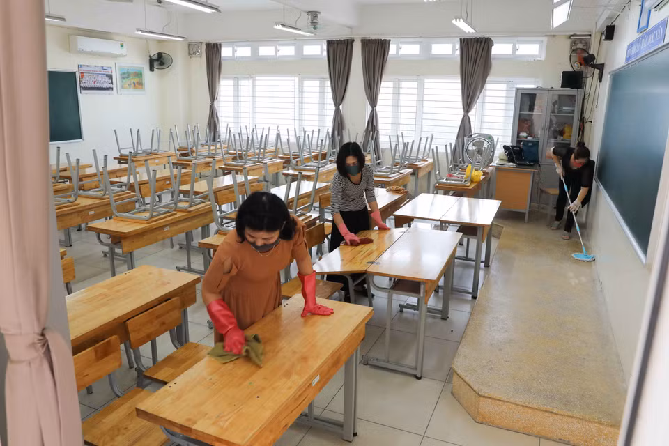 Giáo viên Trường THCS Phan Chu Trinh, quận Ba Đình tiến hành dọn dẹp, tổng vệ sinh toàn trường trong sáng 2/5. (Ảnh: TTXVN)